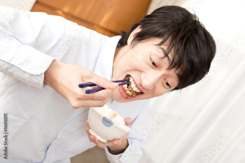 焼肉を食べる男性