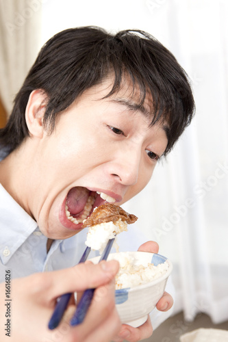 焼肉を食べる男性