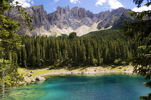 Il lago di Carezza e le dolomiti del Latemar (Italia) photo