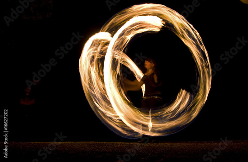 schausteller mit feuershow