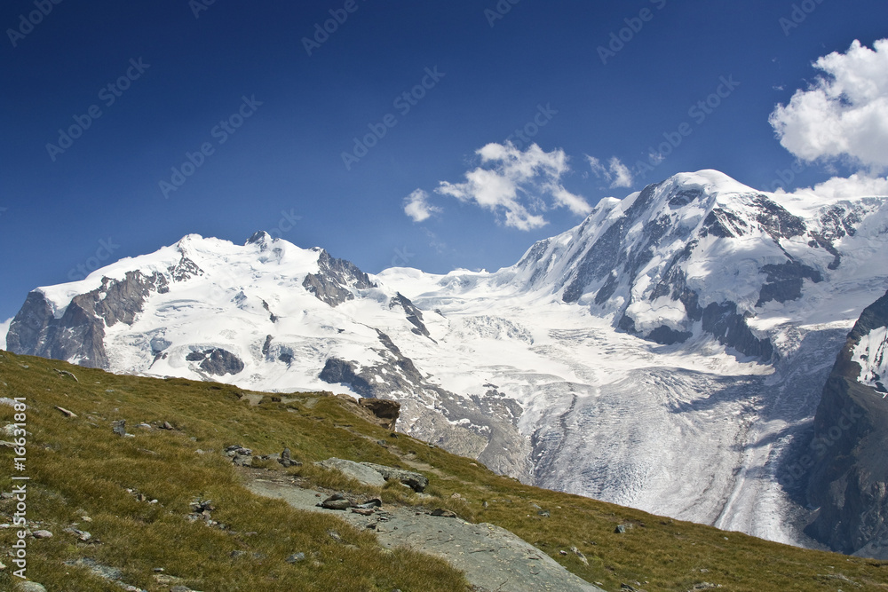 Schnee bedeckte Berge in den Walliser Alpen in der Schweiz