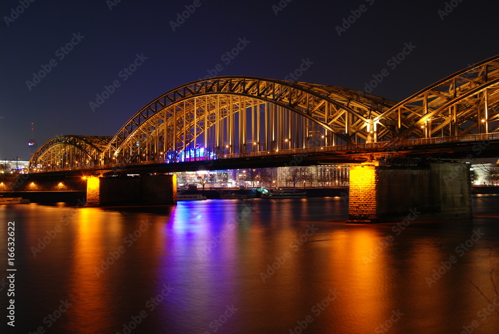 Naklejka premium Hohenzollernbrücke bei Nacht