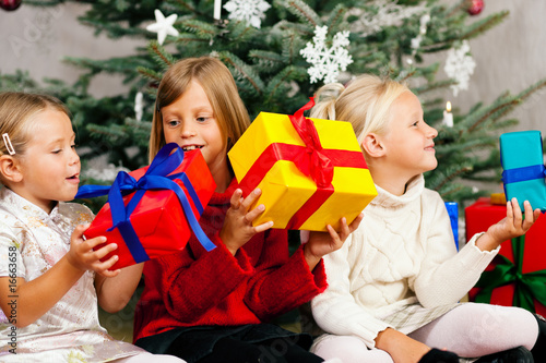 Weihnachten - Kinder mit Geschenken