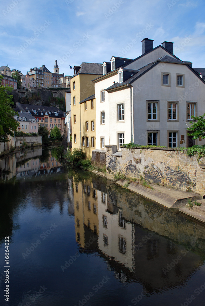 Tourisme près d'un canal du vieux Luxembourg