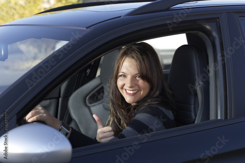 Junge Frau in schwarzem Auto