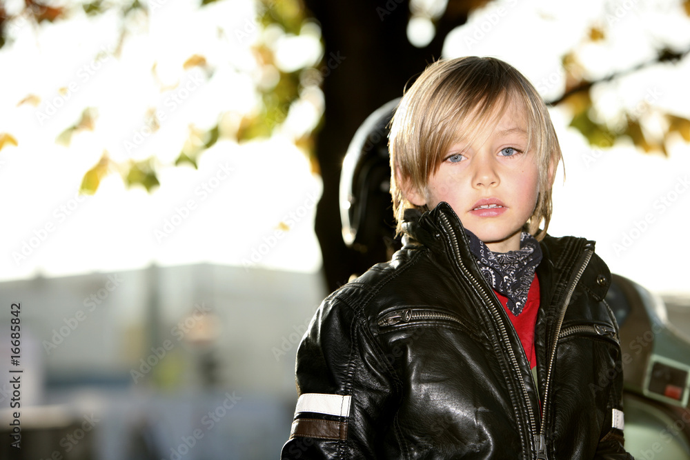 blonder Junge mit blauen Augen schaut StockFoto Adobe Stock
