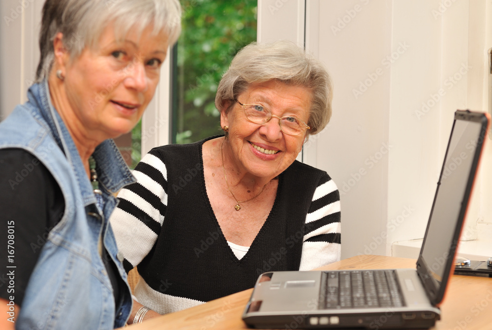 Zwei Seniorinnen am Schreibstisch mit Laptop II Zwei Seniorinnen am Schreibstisch mit Laptop II