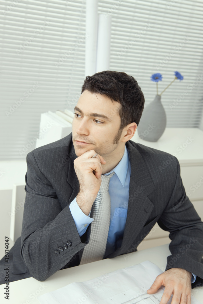Naklejka premium Businessman thinking