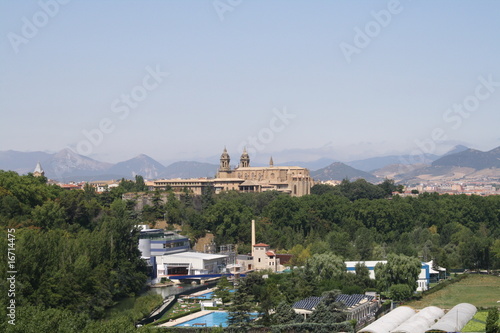 Paisaje con la catedral de Pamplona en el centro de la foto.