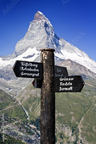 Wegweiser und Matterhorn in der Schweiz