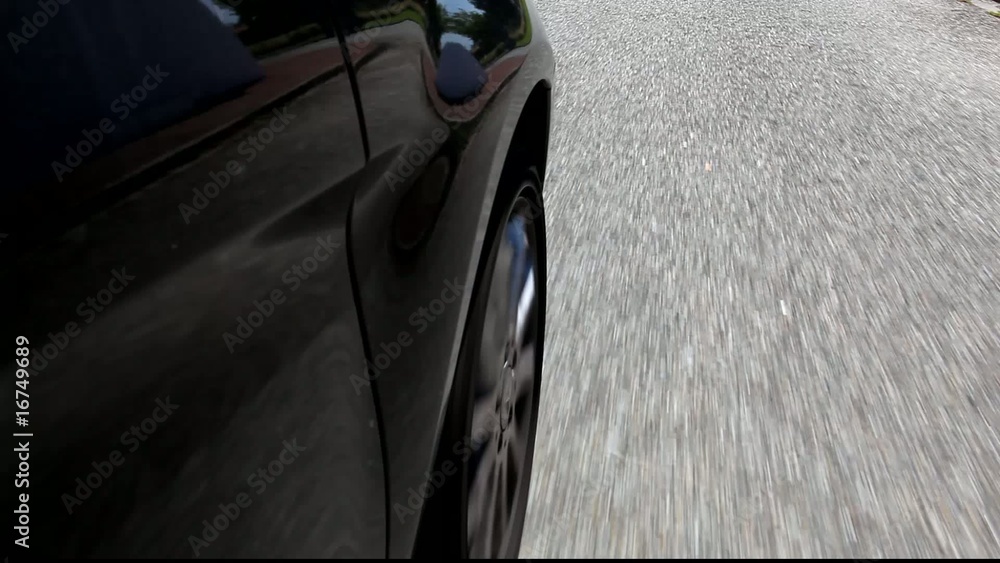 Voiture roulant sur route goudronnée
