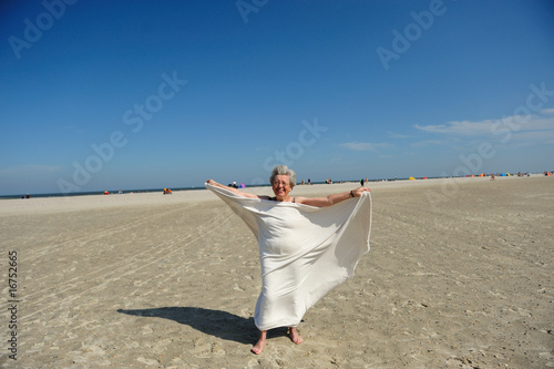 Seniorin am Strand XXXII photo