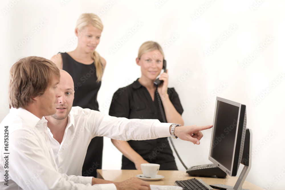 im büro chef und mitarbeiter im büro chef und mitarbeiter