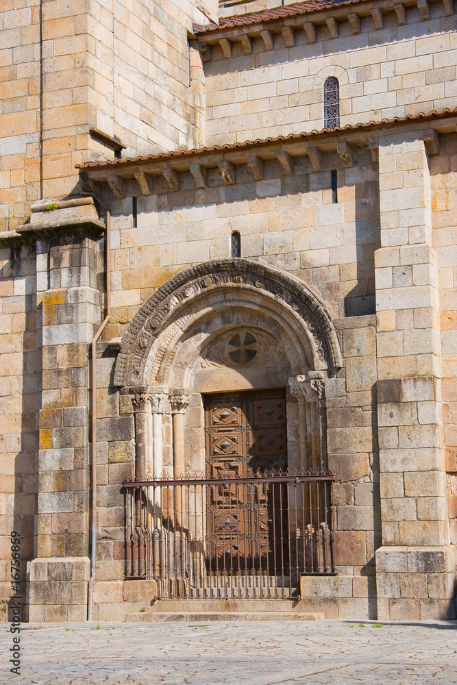 Puerta de la catedral de Braga (Portugal)