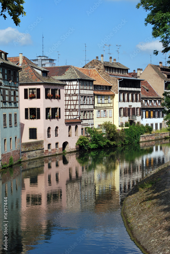 Reflet dans un canal à Strasbourg