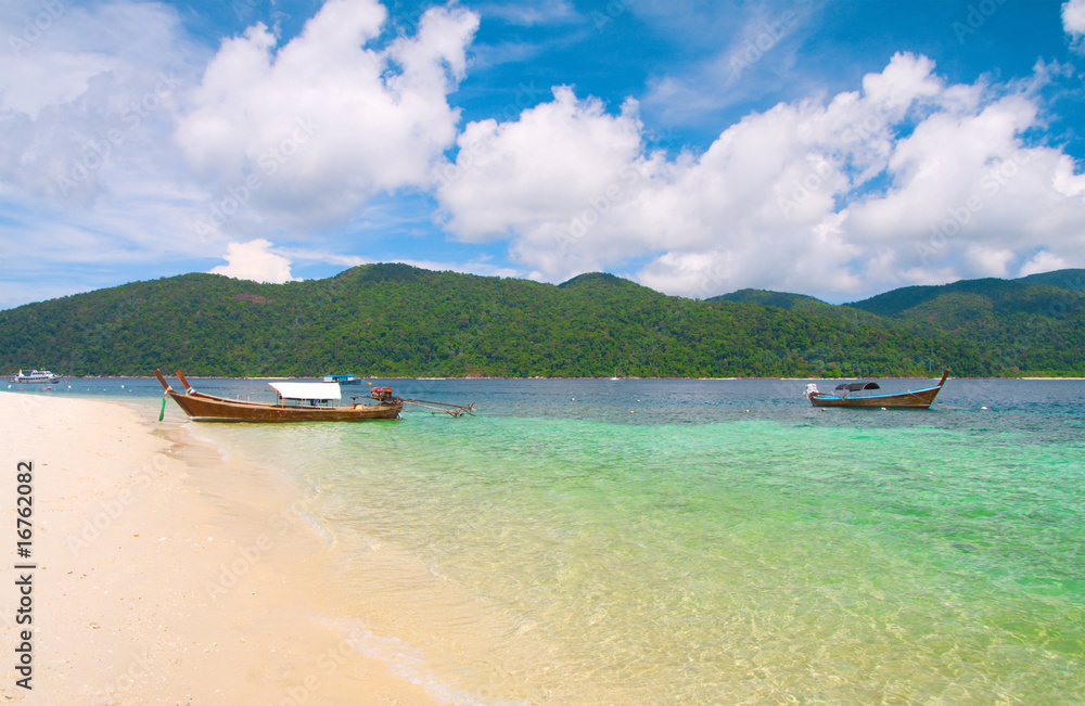 Obraz premium beautiful lagoon with longtail boat. thailand
