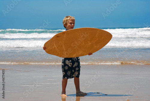 Junge mit Skimboard photo