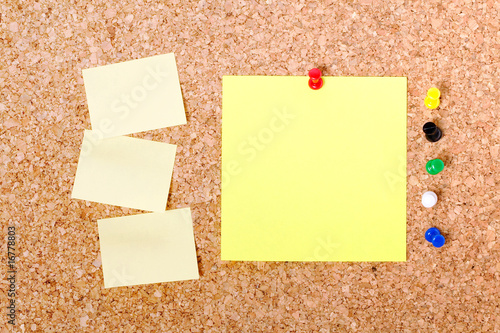Post-it et note vierge accrochés sur tableau en liège