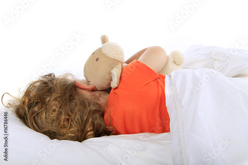 Enfant de dos avec son doudou photo