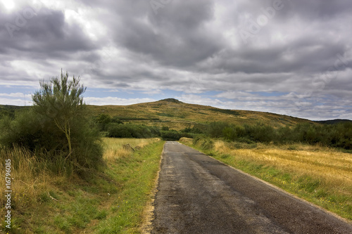 paisaje de carretera hacia la colina