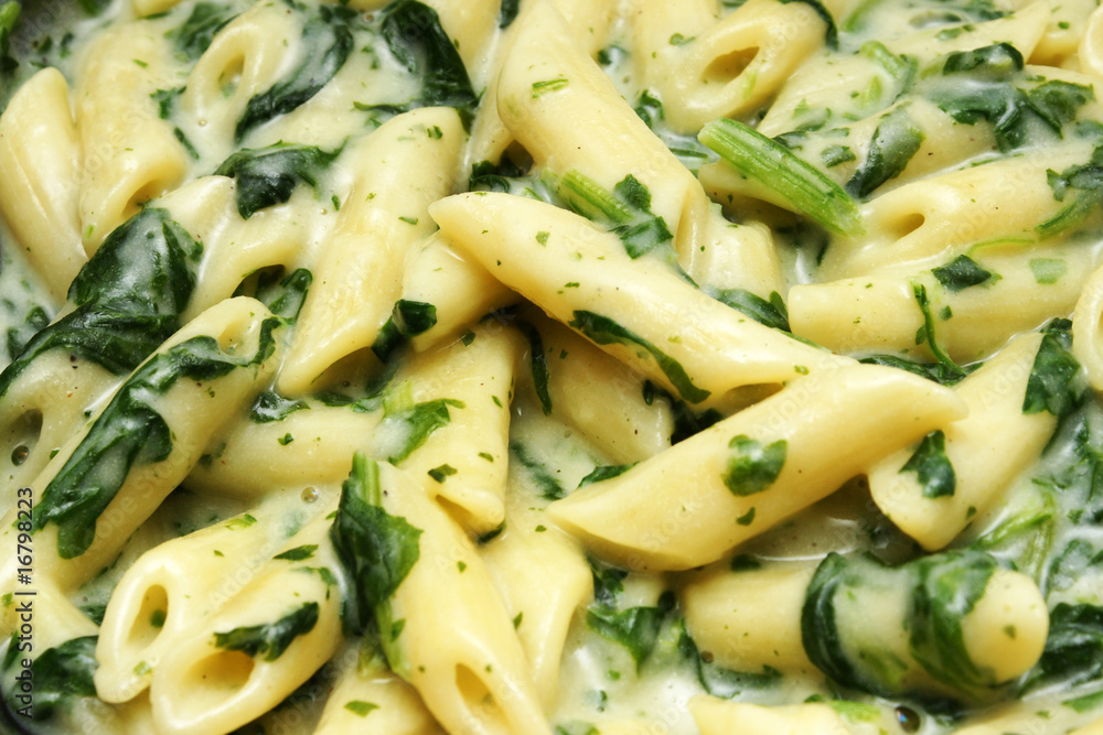 nudeln in würziger gorgonzolasauce mit blattspinat Stock-Foto | Adobe Stock