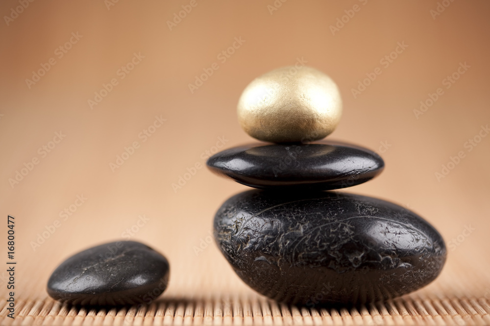 Concept zen / pierres empilées et pierre dorée Concept zen / pierres empilées et pierre dorée