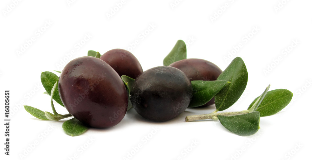 Obraz premium Black olives with green leaves