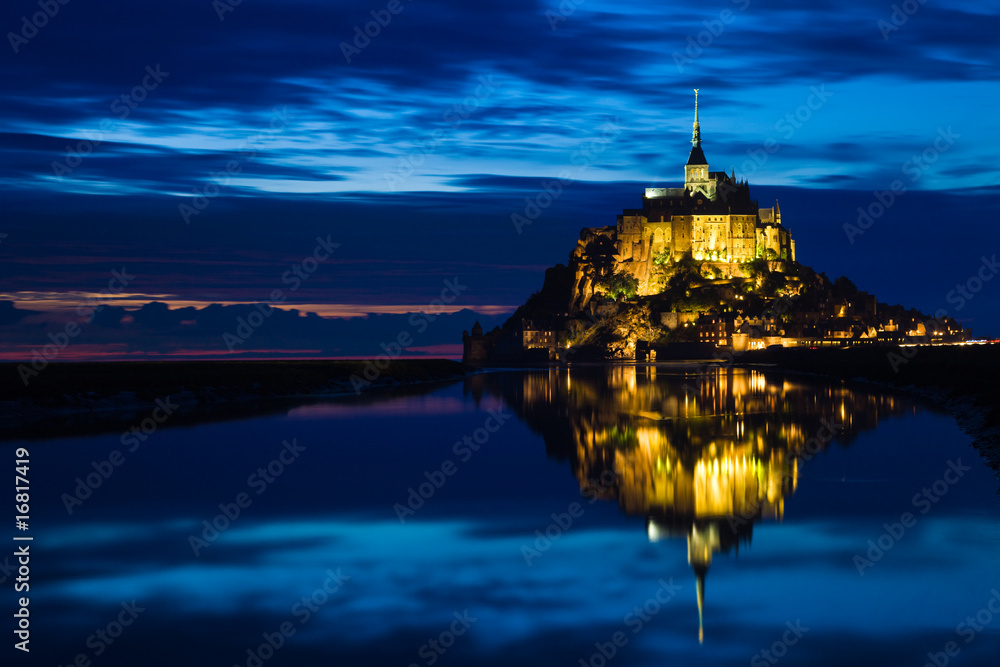 Fototapeta premium Mont St. Michel reflected in the sea at night