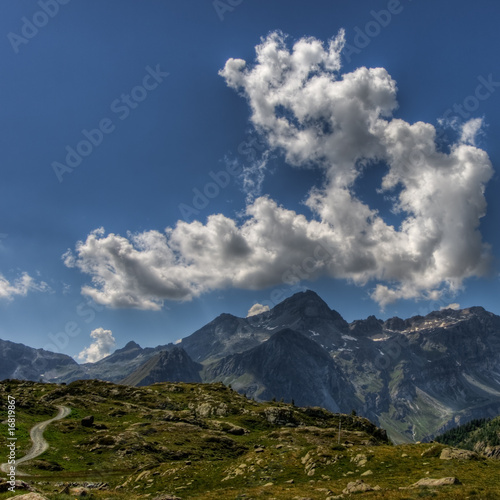 panorama valle di montagna con cielo e nuvole