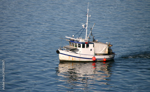 bateau dans le fjord © Lotharingia