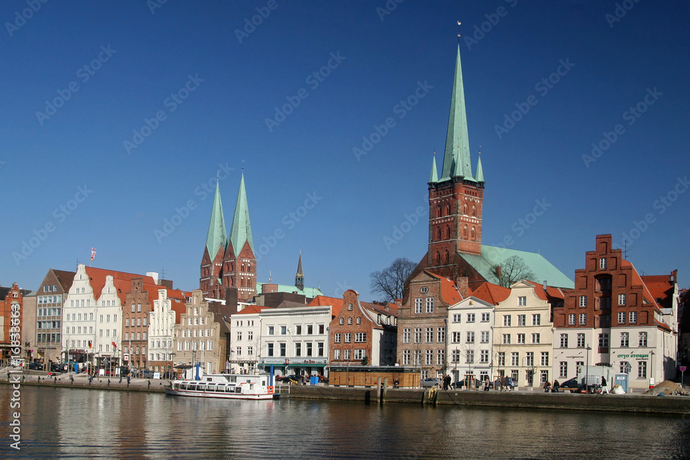 Naklejka premium Altstadt von Lübeck mit Marien- und Petrikirche (rechts)