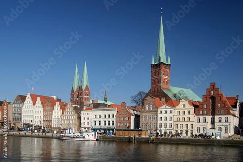 Altstadt von Lübeck mit Marien- und Petrikirche (rechts)