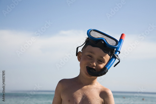 The boy with an underwater mask