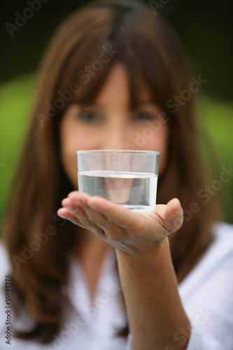 Fotografie Femme avec un verre d'eau à la main