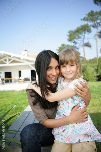 Portrait d'une femme embrassant une petite fille sur la joue