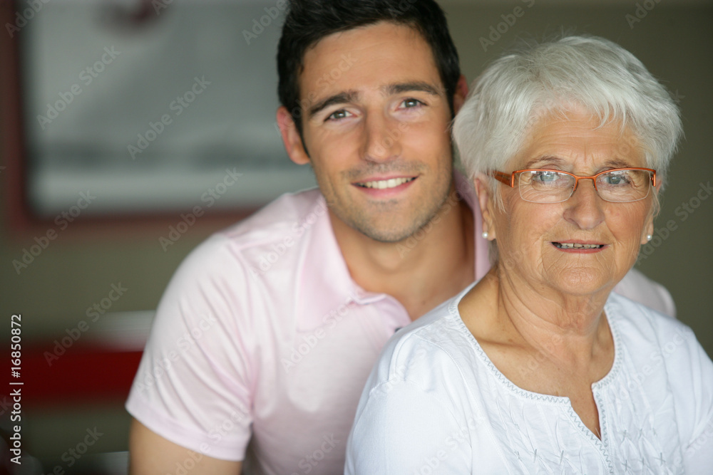 Portrait d'une femme senior près d'un jeune homme souriant Portrait d'une femme senior près d'un jeune homme souriant