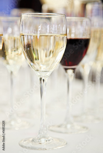 White and red wine glasses on blurred background