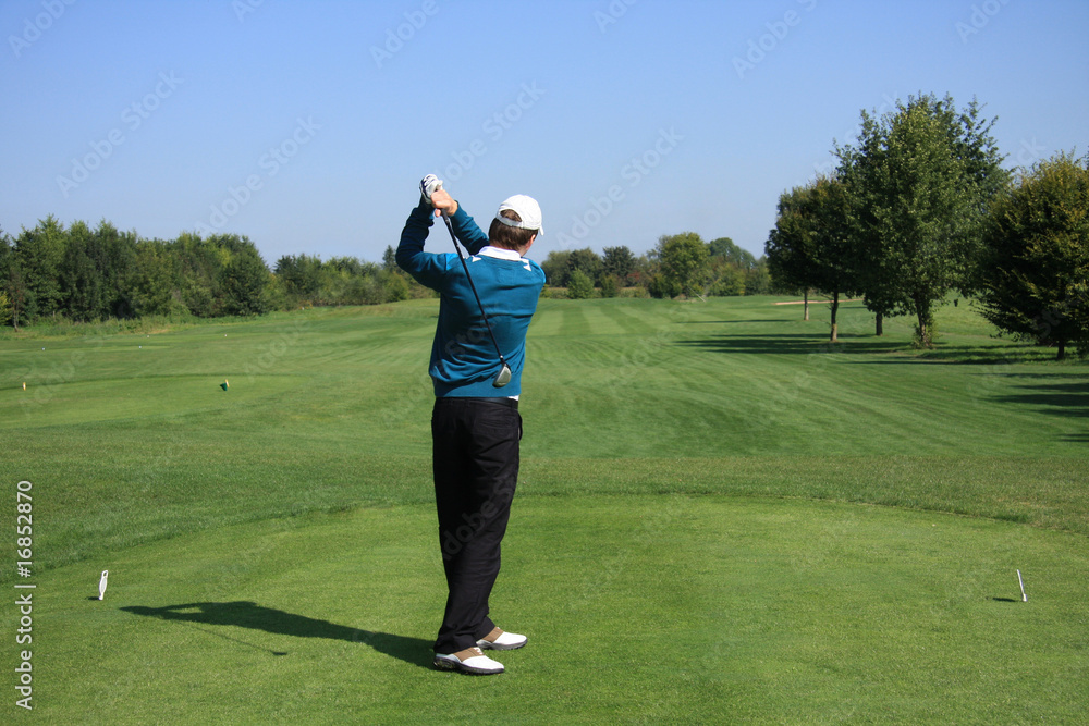 Golfplatz - Golfspieler schaut auf Fairway Golfplatz - Golfspieler schaut auf Fairway