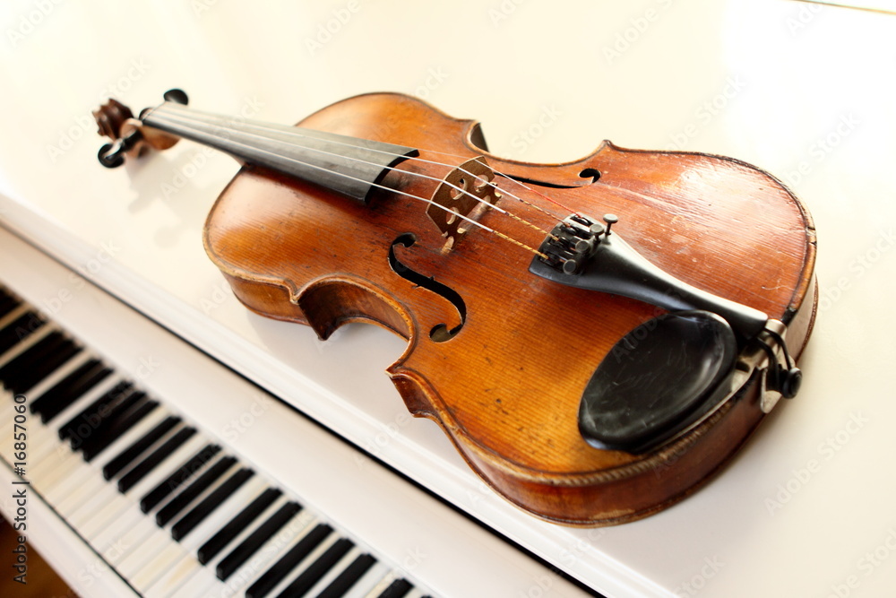 Fototapeta premium violin and piano keys