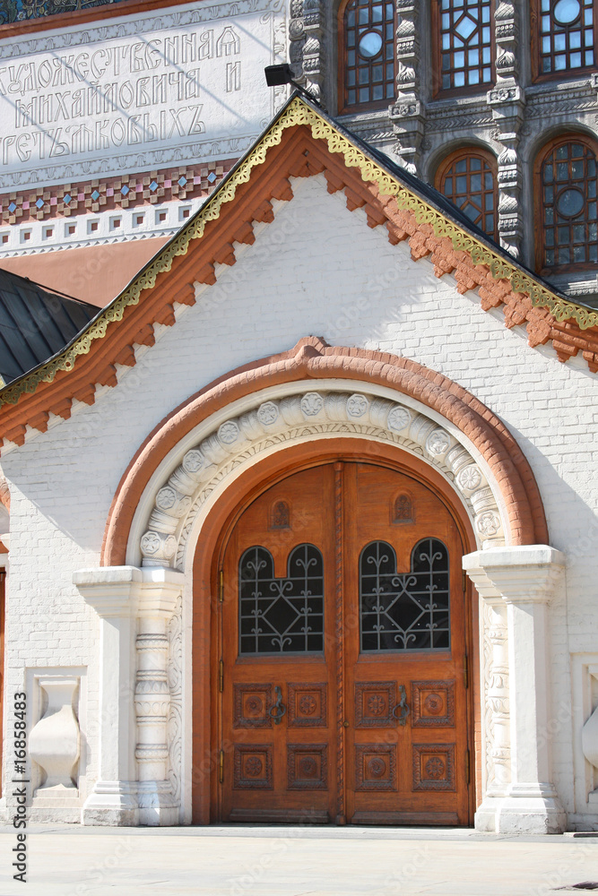 Obraz premium Entrance to the building in the ancient Russian style