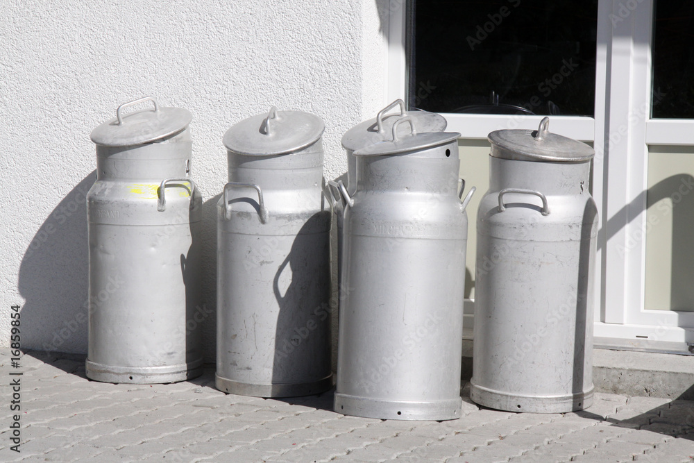 Milchkannen StockFoto Adobe Stock