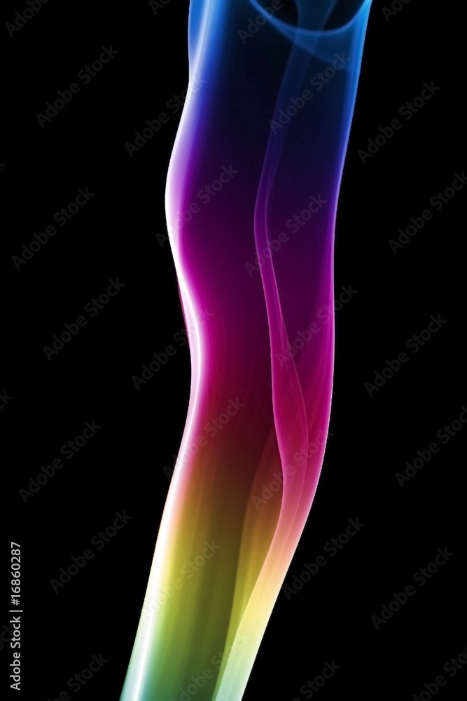 Naklejka premium fumée arc-en-ciel sur fond noir