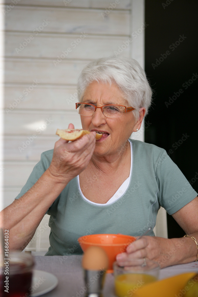 petit déjeuner équilibré femme 60 ans