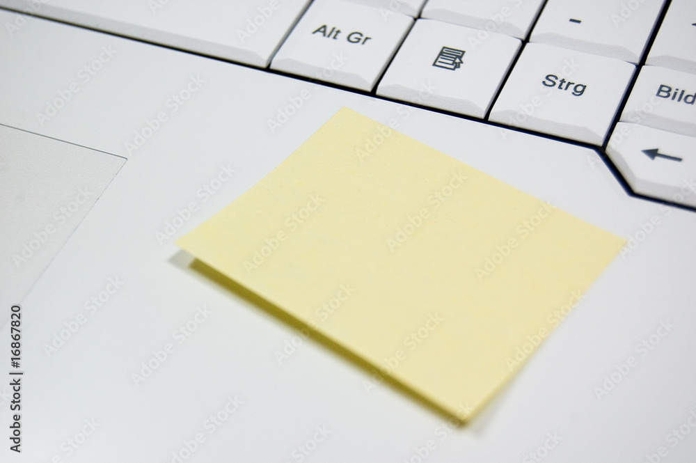 Gelber Notizzettel auf einem Laptop Gelber Notizzettel auf einem Laptop