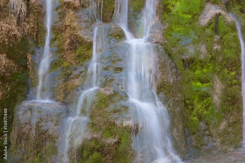 Obraz premium Detalle de cascada en el nacimiento del rio Cuervo