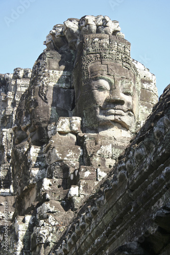 TTete monumental du site "BAYON" aux temples d'Angkor © Emir OBOLAN