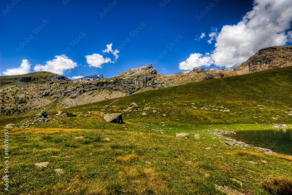 Prati di montagna con lago e nuvole