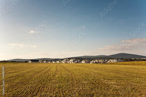 Landschaft mit Feldern und neuen Siedlungen am Horizont