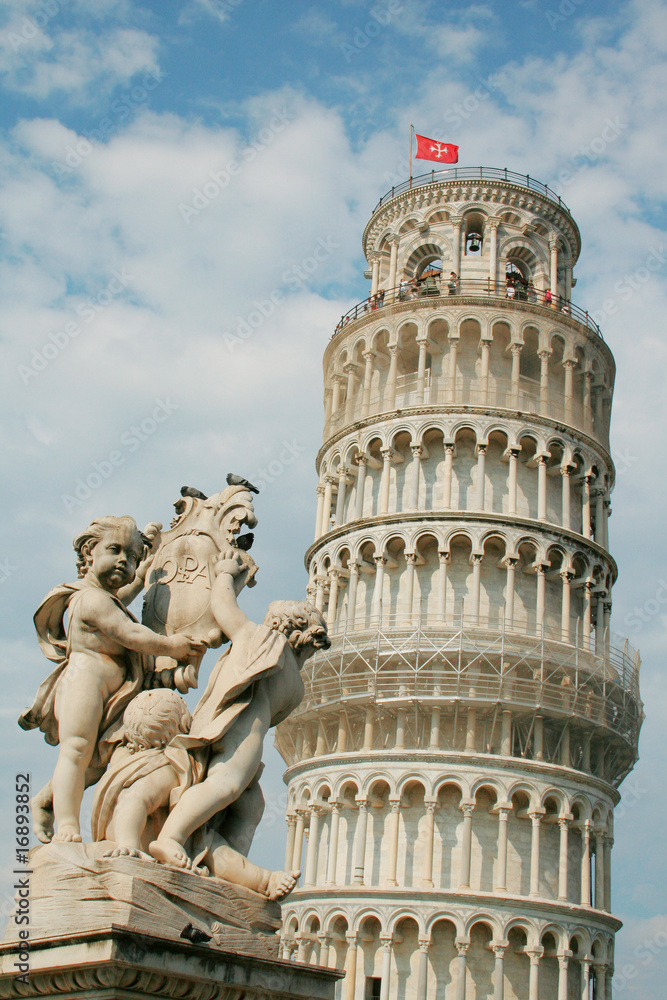 torre di pisa con statua