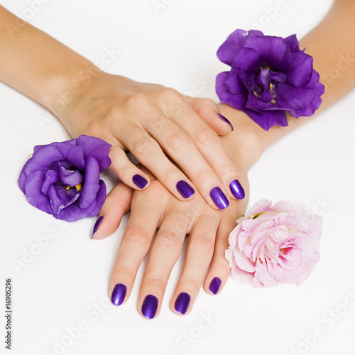 Purple manicure with delicate flowers